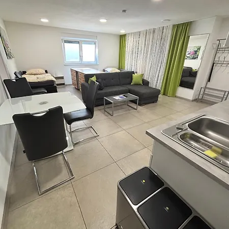 Im Untergeschoss Platz Für Bis Zu 4 Personen Apartamento